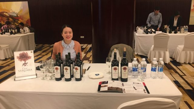 Presentando los vinos en China
